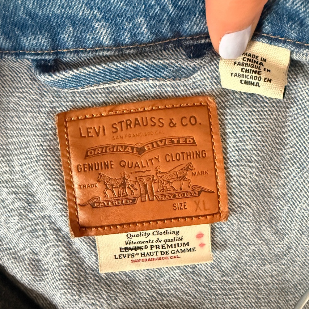 Levi's 90’s Trucker Style Light Blue Denim Jacket with “Geo Florals” Detail - Picture 9 of 9